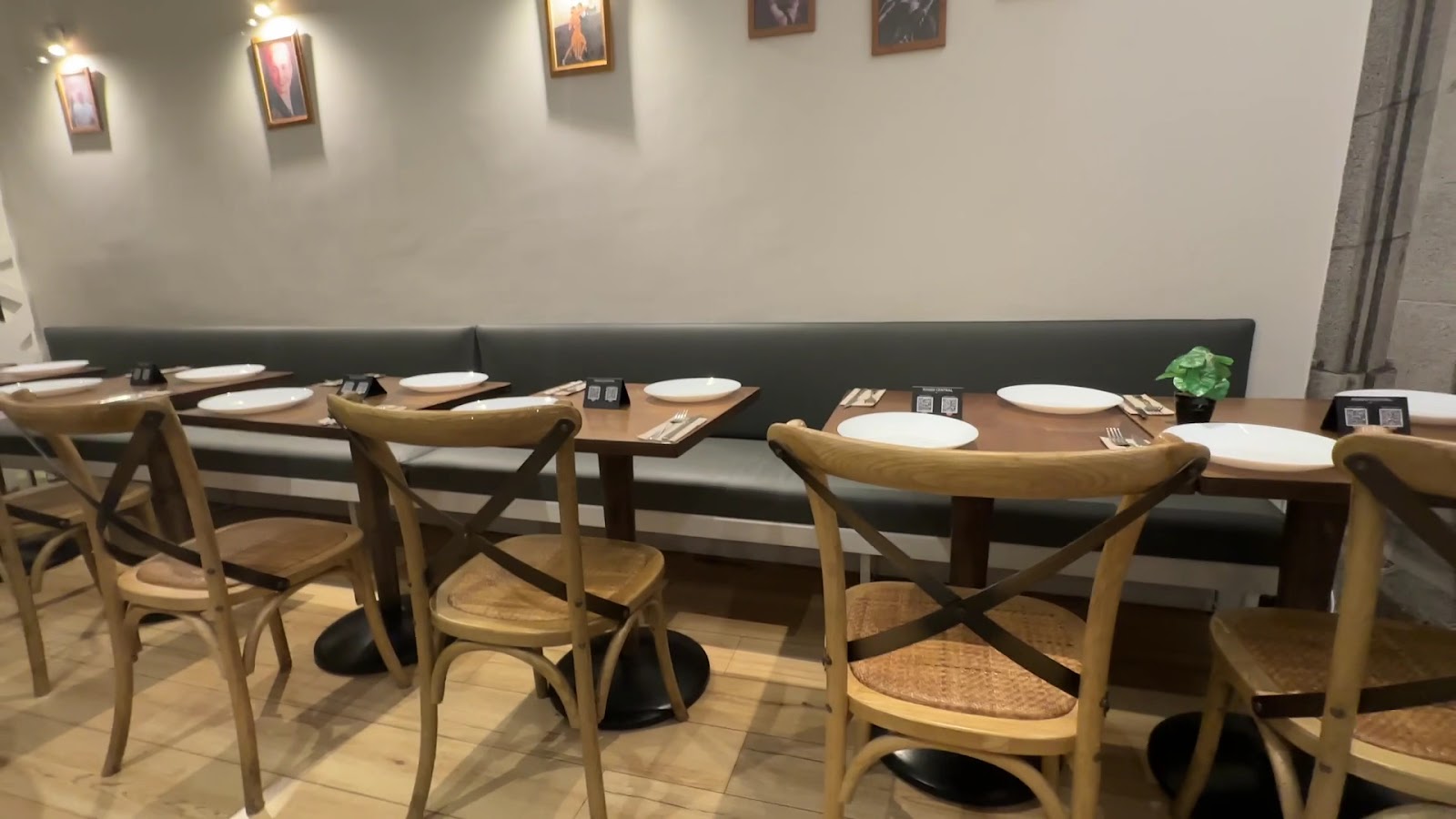 Mesa servida en Asado Central